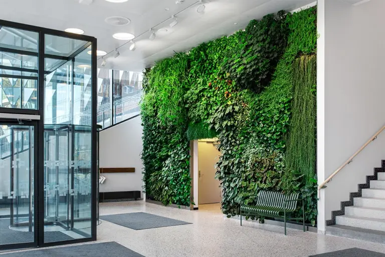 Biomedicum Karolinska, Stockholm, vertikala växtväggar inomhus