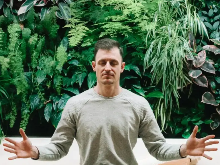 Växtinredning, växtväggar inomhus, pendlad grönska, Remedy Yoga Stockholm