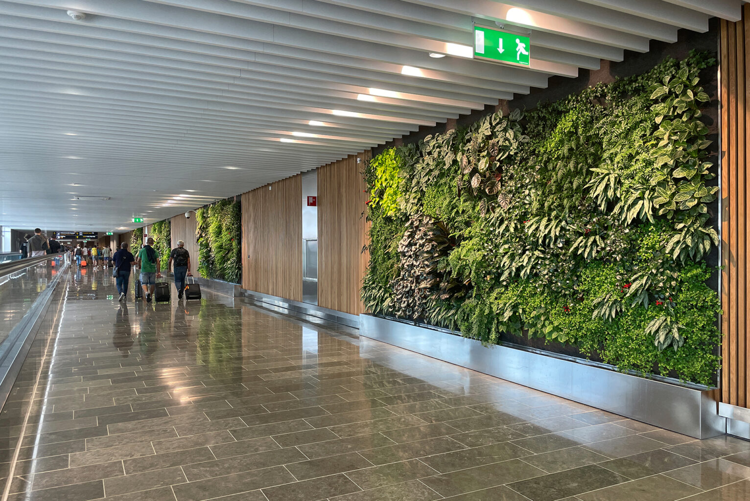 Arlanda airport, Vertikala växtväggar inomhus