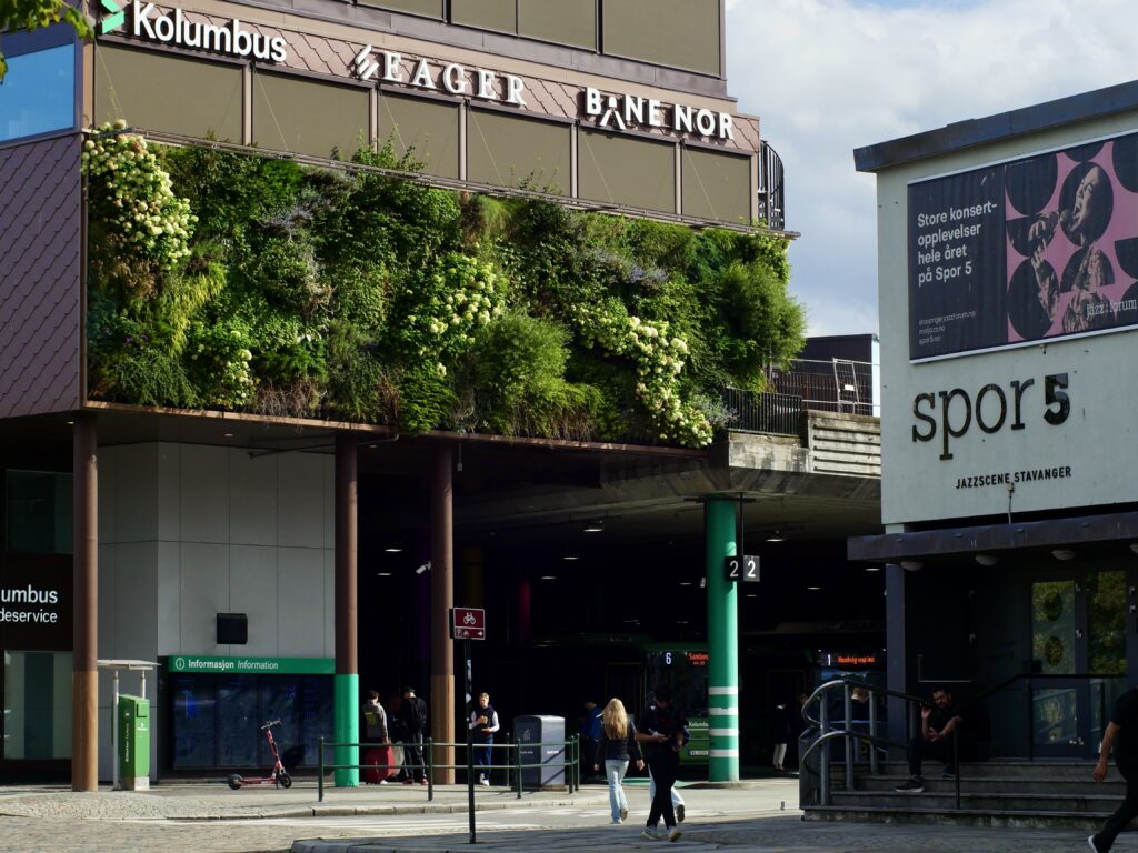 Byterminalen i Stavanger. Växtvägg utomhus av Greenworks