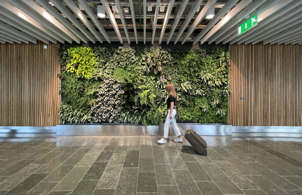 Arlanda-airport-indoor-vertical-garden-stockholm-2022.08-greenworks_09