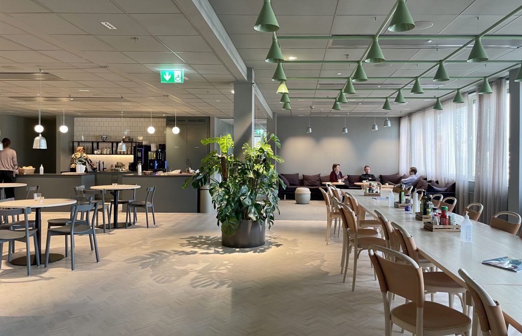fabege-head-office-total-greenery-pillars-pots-stockholm-2022-greenworks_03