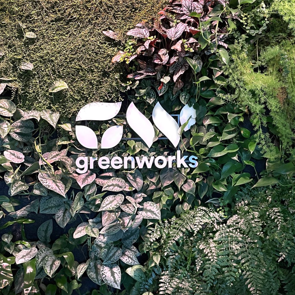 storgatan1-indoor-vertical-garden-integrated-logo-stockholm-2022-greenworks_01