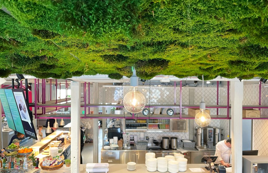 tekniska-museet-indoor-vertical-garden-moss-ceiling-stockholm-2022-greenworks_01
